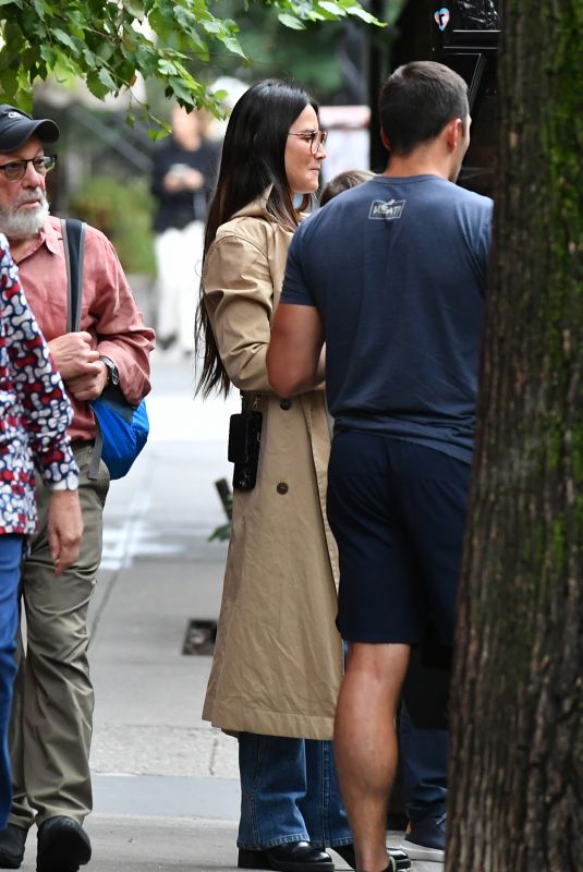 OLIVIA MUNN and John Mulaney Out with Family in New York City 09/07/2025