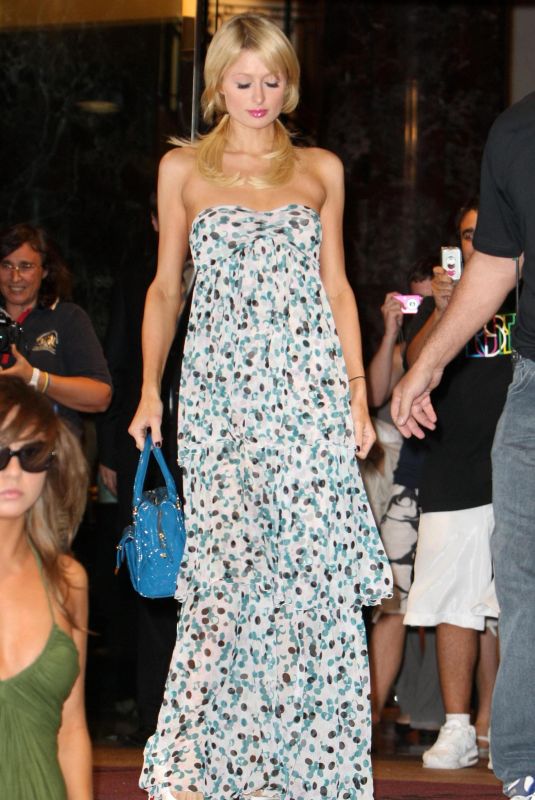 PARIS HILTON Leaves a Hotel in Sydney 12/30/2008