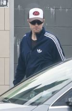 Robert Pattinson spotted picking up lunch at The Oaks Gourmet Market & Cafe in Los Angeles 09/21/2025
