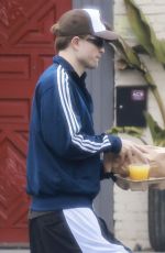 Robert Pattinson spotted picking up lunch at The Oaks Gourmet Market & Cafe in Los Angeles 09/21/2025