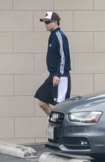 Robert Pattinson spotted picking up lunch at The Oaks Gourmet Market & Cafe in Los Angeles 09/21/2025