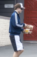 Robert Pattinson spotted picking up lunch at The Oaks Gourmet Market & Cafe in Los Angeles 09/21/2025