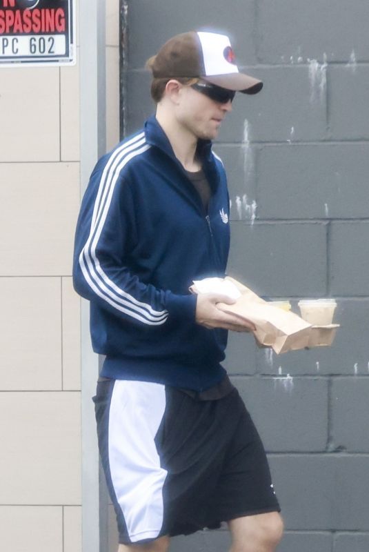Robert Pattinson spotted picking up lunch at The Oaks Gourmet Market & Cafe in Los Angeles 09/21/2025
