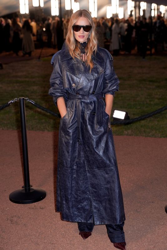 ROSIE HUNTINGTON-WHITELEY Arrives at Burberry Spring/Summer 2026 Fashion Show at London Fashion Week 09/22/2025