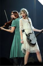 TAYLOR SWIFT - The Taylor Swift Fanbook - 9th Edition, September 2025