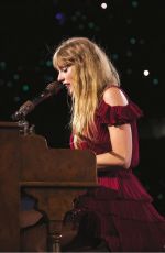 TAYLOR SWIFT - The Taylor Swift Fanbook - 9th Edition, September 2025