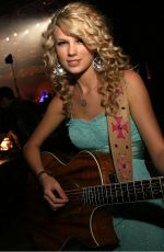 TAYLOR SWIFT - The Taylor Swift Fanbook - 9th Edition, September 2025
