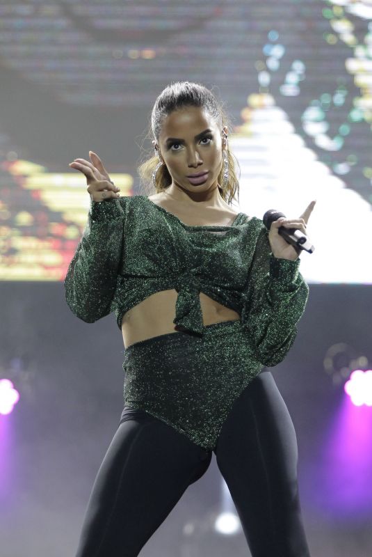 ANITTA Performs at Festival de Verao in Salvador 12/17/2017