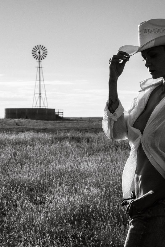 ANNA LISA WAGNER - Black and White Photoshoot, September 2025