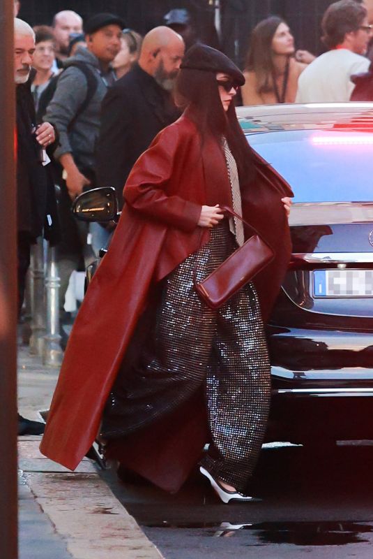 ANNE HATHAWAY on the Set of The Devil Wears Prada 2 in Milan 10/06/2025