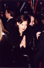 ASHLY JUDD at Scream 2 Premiere in Los Angeles 12/10/1997
