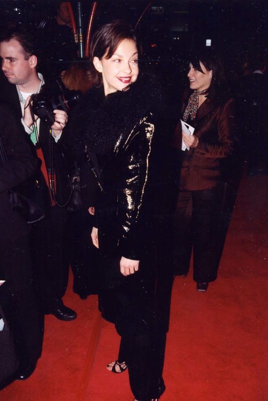 ASHLY JUDD at Scream 2 Premiere in Los Angeles 12/10/1997