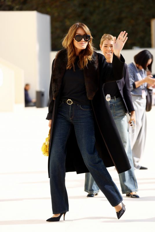 CARLA BRUNI Arrives at Christian Dior Womenswear Spring/Summer 2026 Show at PFW in Paris 10/01/2025