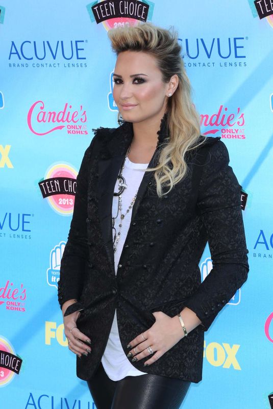 DEMI LOVATO at 2013 Teen Choice Awards in Universal City 11/08/2013