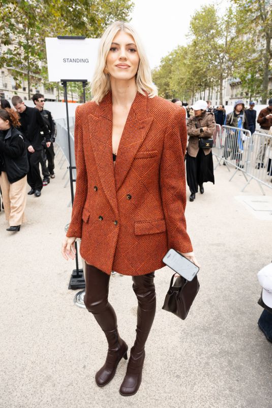DEVON WINDSOR Arrives at Stella McCartney Paris Womenswear Spring-Summer 2025 Show 09/30/2025