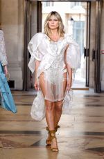HEIDI KLUM Walks Runway at Vivienne Westwood Womenswear Spring/Summer 2026 Show at Paris Fashion Week 10/04/2025