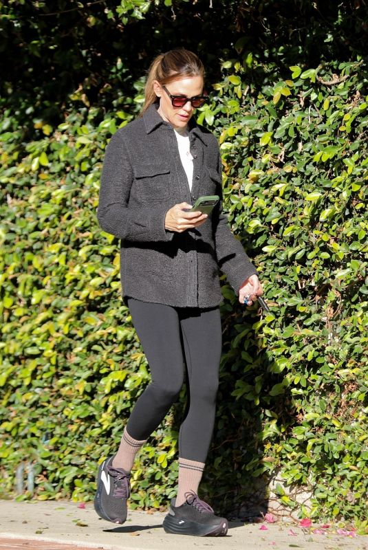 JENNIFER GARNER Out and About in Santa Monica 10/27/2025