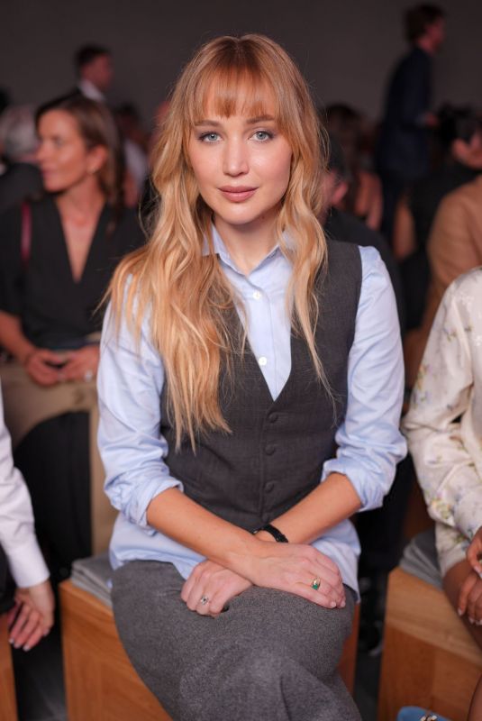 JENNIFER LAWRENCE at Christian Dior Show at Paris Fashion Week 10/01/2025