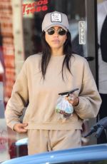 JESSICA ALBA Stops for Tacos in Los Angeles 10/05/2025