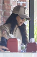 JESSICA ALBA Stops for Tacos in Los Angeles 10/05/2025