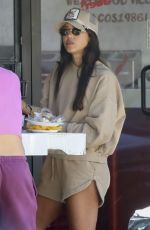 JESSICA ALBA Stops for Tacos in Los Angeles 10/05/2025