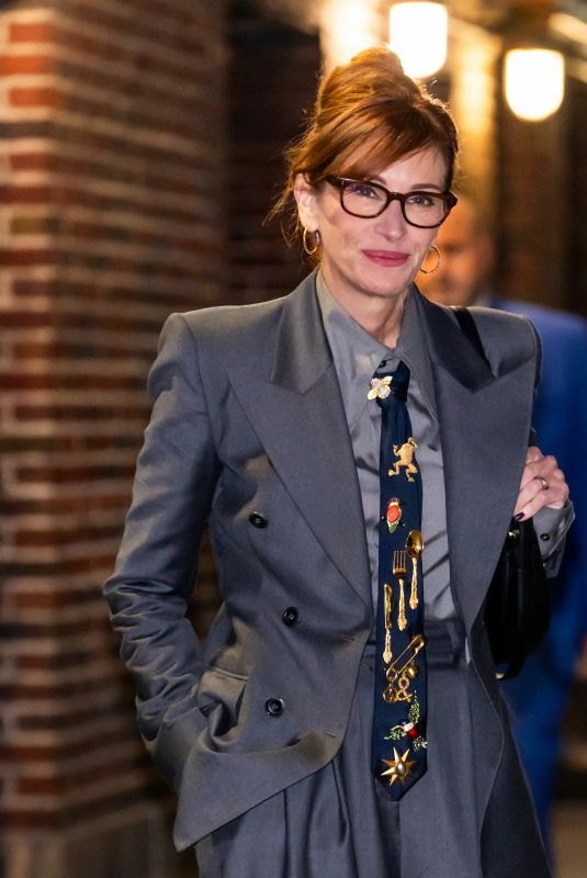 JULIA ROBERTS Leaves Late Show With Stephen Colbert at Ed Sullivan Theater in New York City 10/01/2025