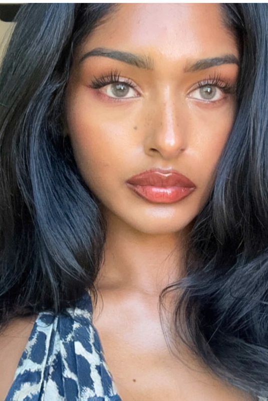 KAAVIYA SAMBASIVAM - Instagram Photos and Video 10/04/2025