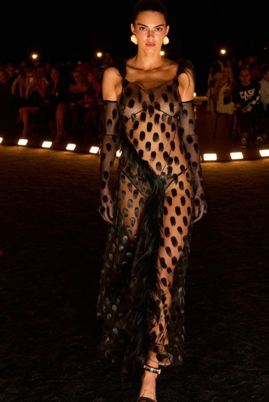 KENDALL JENNER Walks Runway at Schiaparelli Fashion Show at Paris Fashion Week 10/02/2025