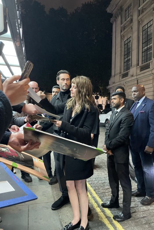 KRISTEN STEWART Out Signing Autographs in London 10/16/2025