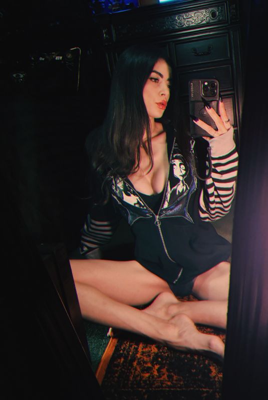 LEEANNA VAMP - Instagram Photos and Video 10/13/2025