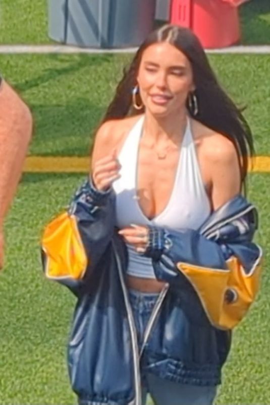 MADISON BEER at Washington Commanders vs Los Angeles Chargers Game at SoFi Stadium in Inglewood 10/05/2025