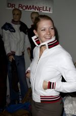 MELISSA JOAN HART at The Cabana Beauty Buffet 09/21/2002