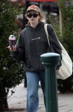 SADIE SINK Grabs a Smoothie on a Walk Around Notting Hill in London 10/09/2025