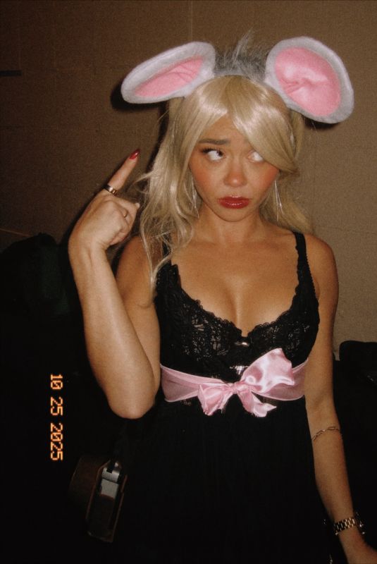 SARAH HYLAND – Instagram Photos 10/30/2025