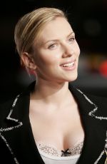 SCARLETT JOHANSSON at In Good Company Premiere in Los Angeles 12/06/2004
