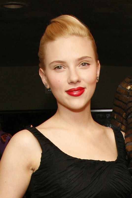 SCARLETT JOHANSSON at Les Perles de Chanel Private Dinner at The Box 12/12/2006