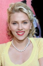 SCARLETT JOHANSSON at The SpongeBob SquarePants Movie Premiere in Los Angeles 11/14/2004