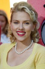 SCARLETT JOHANSSON at The SpongeBob SquarePants Movie Premiere in Los Angeles 11/14/2004