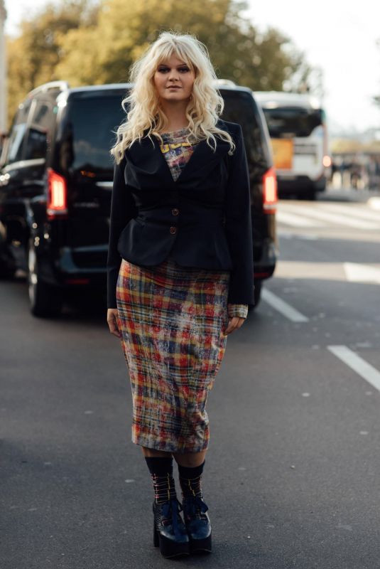 SOPHIE PASSMANN Arrives at Vivienne Westwood Womenswear Fashion Show at Paris Fashion Week 10/04/2025