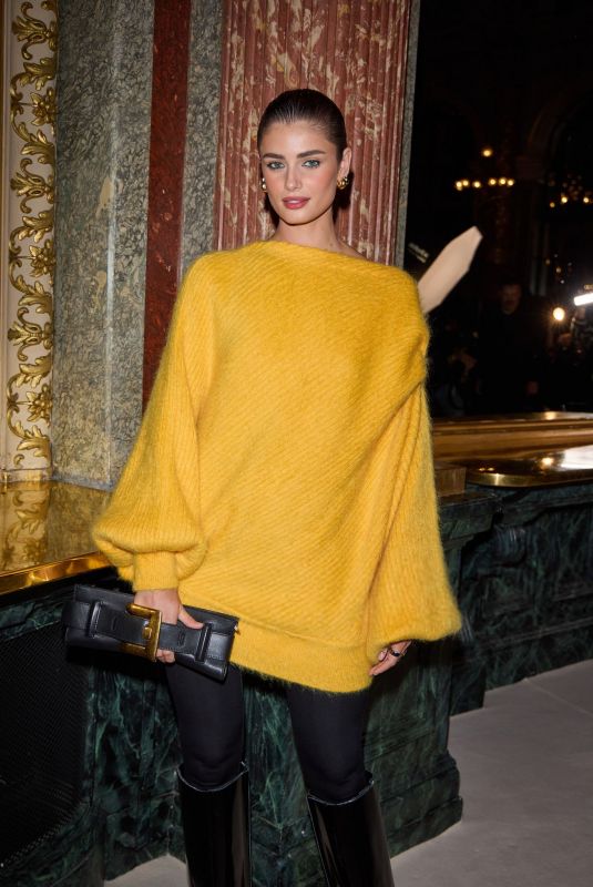 TAYLOR HILL at Balmain Womenswear Spring/Summer 2026 Fashion Show at Paris Fashion Week 10/01/2025