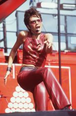 VICTORIA BECKHAM Performs at Radio 1