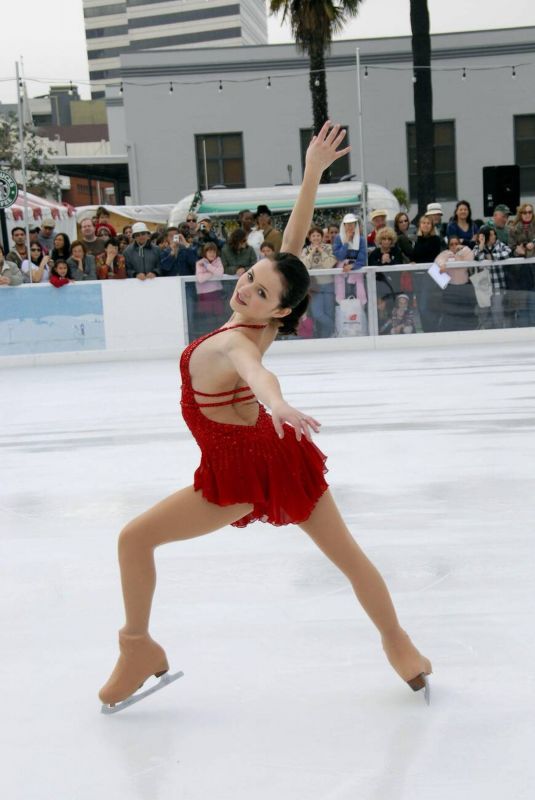 ALEXANDRA PAULINE SASHA COHEN Ice at Santa Monica Holiday Event 12/06/2007