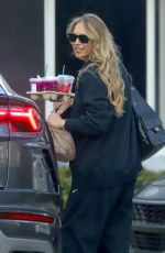 ANNA KOURNIKOVA Delivers Coffee for Parents During School Run in Miami 11/17/2025