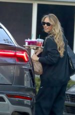 ANNA KOURNIKOVA Delivers Coffee for Parents During School Run in Miami 11/17/2025