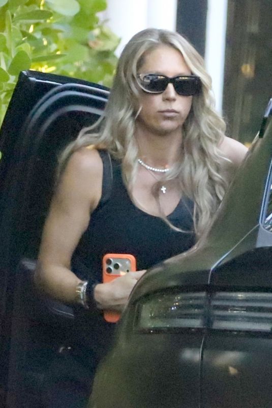ANNA KOURNIKOVA Delivers Coffee for Parents During School Run in Miami 11/17/2025