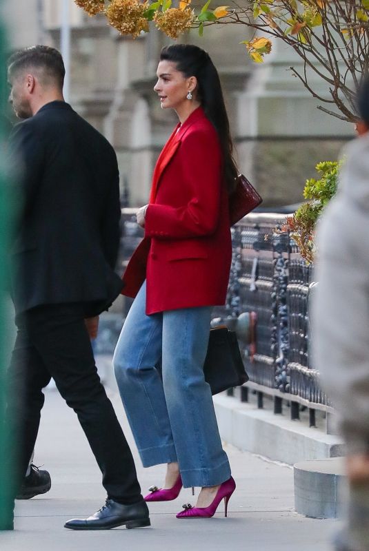 ANNE HATHWAY Out and About in New York City 09/28/2025