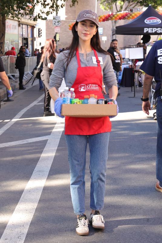 CAYLEE COWAN Volunteers at LA Mission + Hope Mission Thanksgiving Meal Service in Los Angeles 11/26/2025