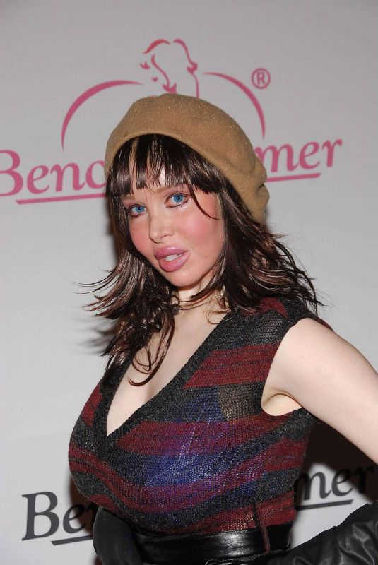 HANNAH VREELAND at 2nd Annual Bench Warmers Trading Cards Holiday Party in Los Angeles 12/18/2007