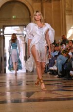 HEIDI KLUM Walks Runway at Vivienne Westwood Womenswear Spring/Summer 2026 Show at Paris Fashion Week 10/04/2025
