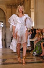 HEIDI KLUM Walks Runway at Vivienne Westwood Womenswear Spring/Summer 2026 Show at Paris Fashion Week 10/04/2025